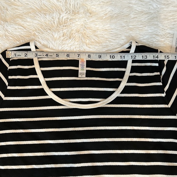 LulaRoe Lynnae Long Sleeves Top in Black with White Stripes 1093 - Picture 3 of 4